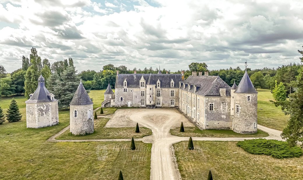 Sole Agent – Val De Loire – A Delightful 15th Century Chateau With Extensive Annexes – Set In 12 Hec