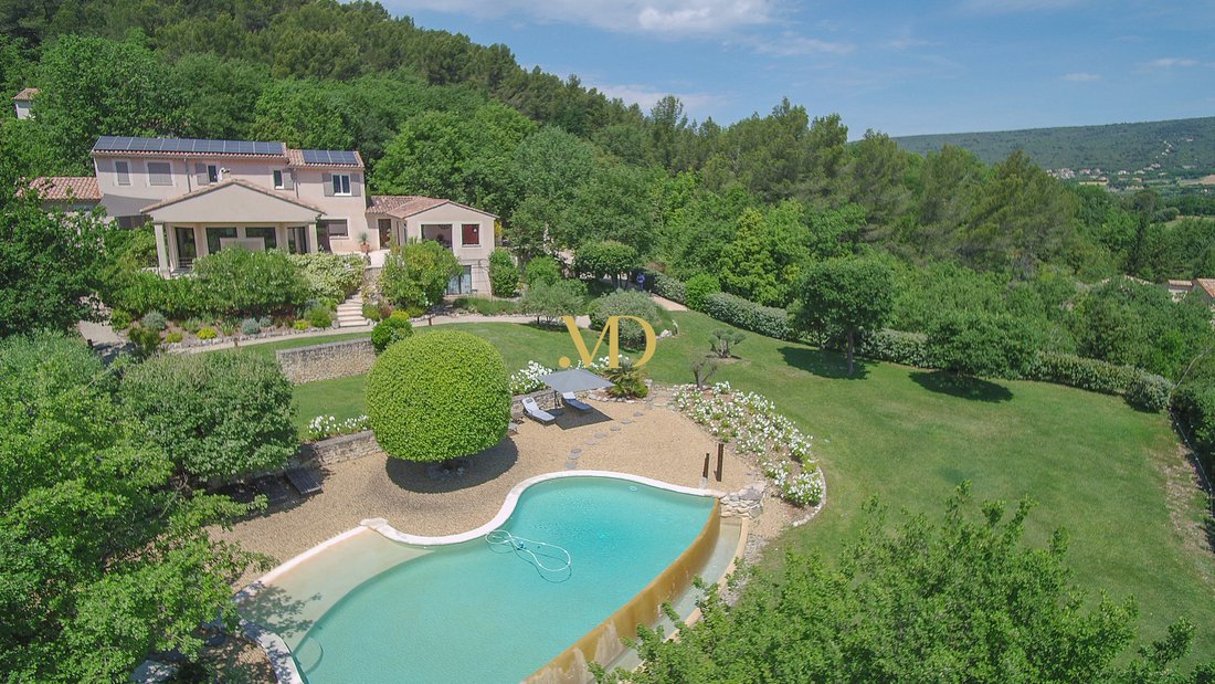 Whispers of Provence: A Luberon Hilltop Sanctuary of Light & Legacy