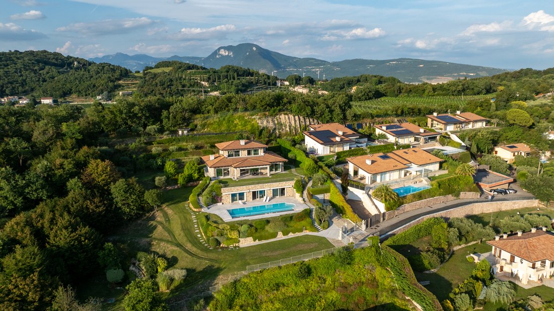 Villa in Bardolino, Veneto, Italy 2 - 15976083