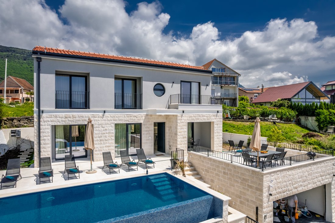 Villa in Tivat, Tivat Municipality, Montenegro 1 - 15462043