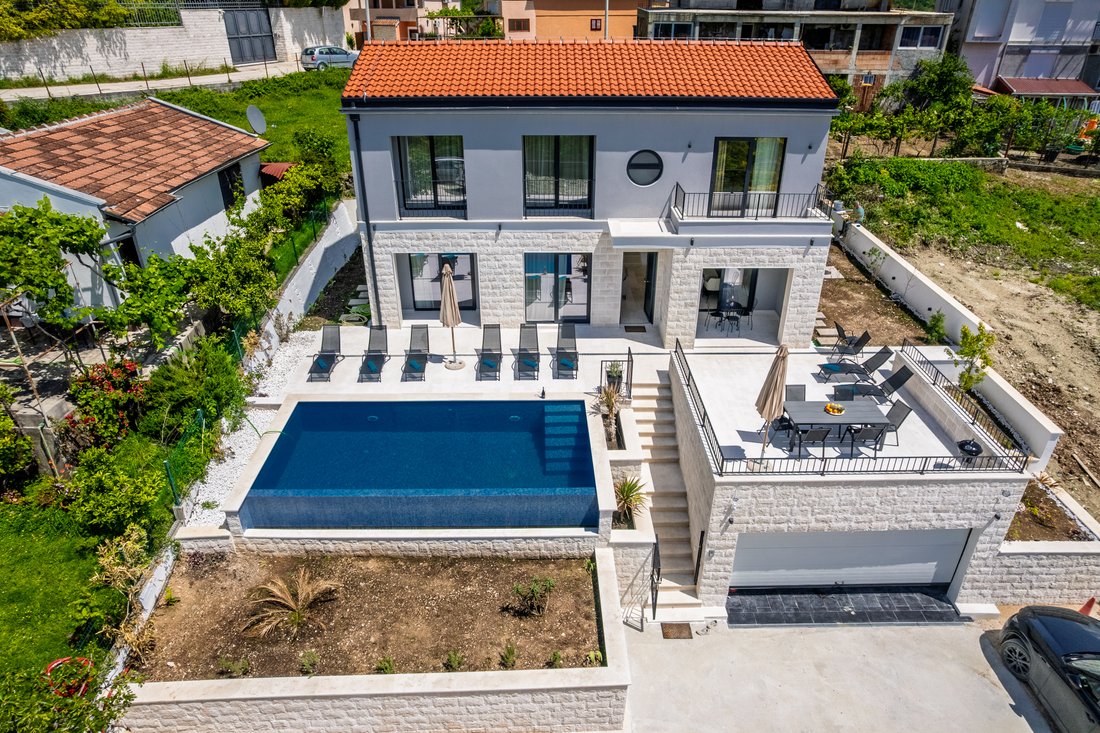 Villa in Tivat, Tivat Municipality, Montenegro 3 - 15462043