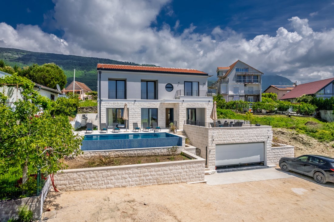 Villa in Tivat, Tivat Municipality, Montenegro 2 - 15462043