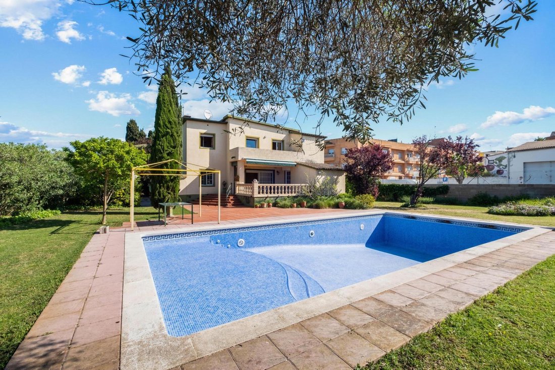 Villa in Sant Pere Pescador, Catalonia, Spain 1 - 15979105