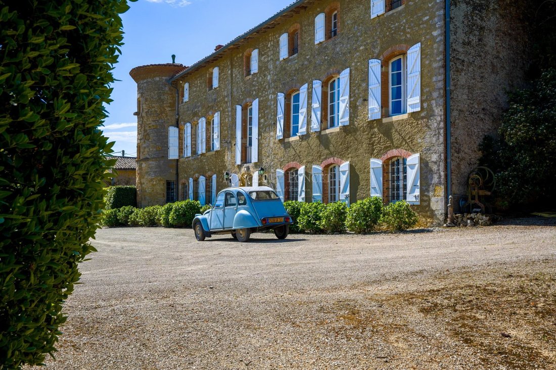 La Couronne des Comtes: A 15th-Century Castle’s Timeless Embrace Near Toulouse
