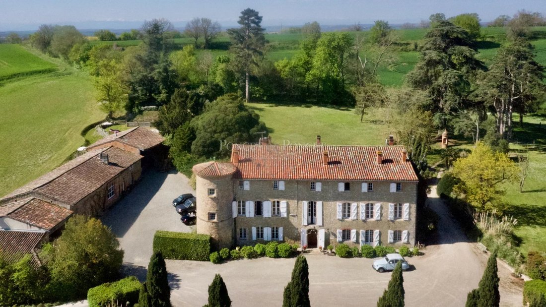 La Couronne des Comtes: A 15th-Century Castle’s Timeless Embrace Near Toulouse