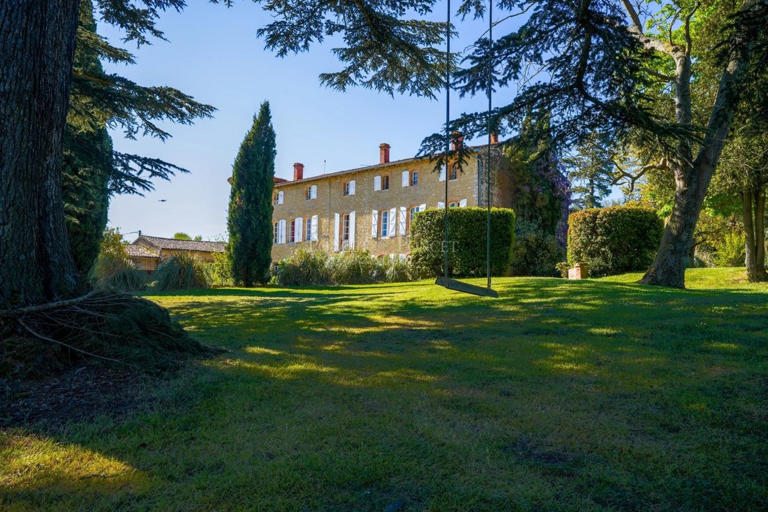 La Couronne des Comtes: A 15th-Century Castle’s Timeless Embrace Near Toulouse