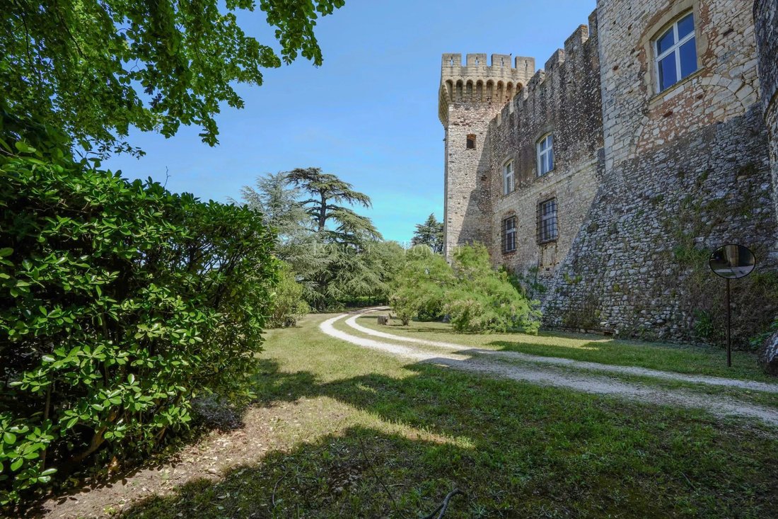 A Timeless Crown: 15th-Century Château Near Uzès’ Ducal Splendor