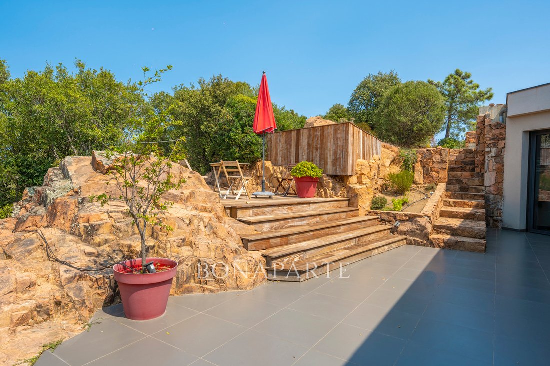 A Modern Citadel Above Corsica’s Sapphire Bay – Where Light Meets Legend