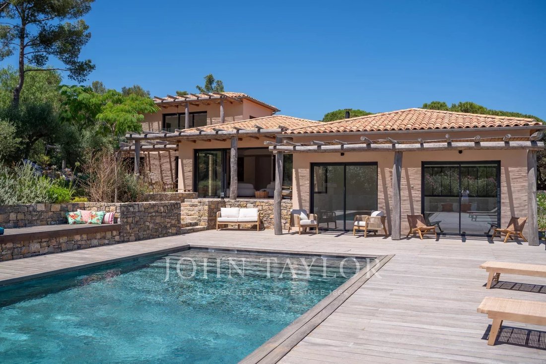 Estate in La Croix-Valmer, Provence-Alpes-Côte d'Azur, France 1 - 15983948