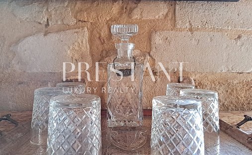 Castle for Sale in Saint-Loubès, Nouvelle-Aquitaine, France