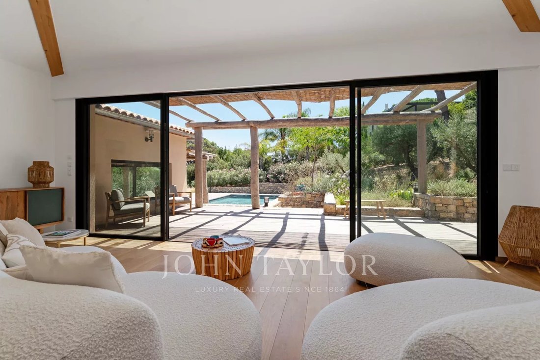 Estate in La Croix-Valmer, Provence-Alpes-Côte d'Azur, France 4 - 15983948