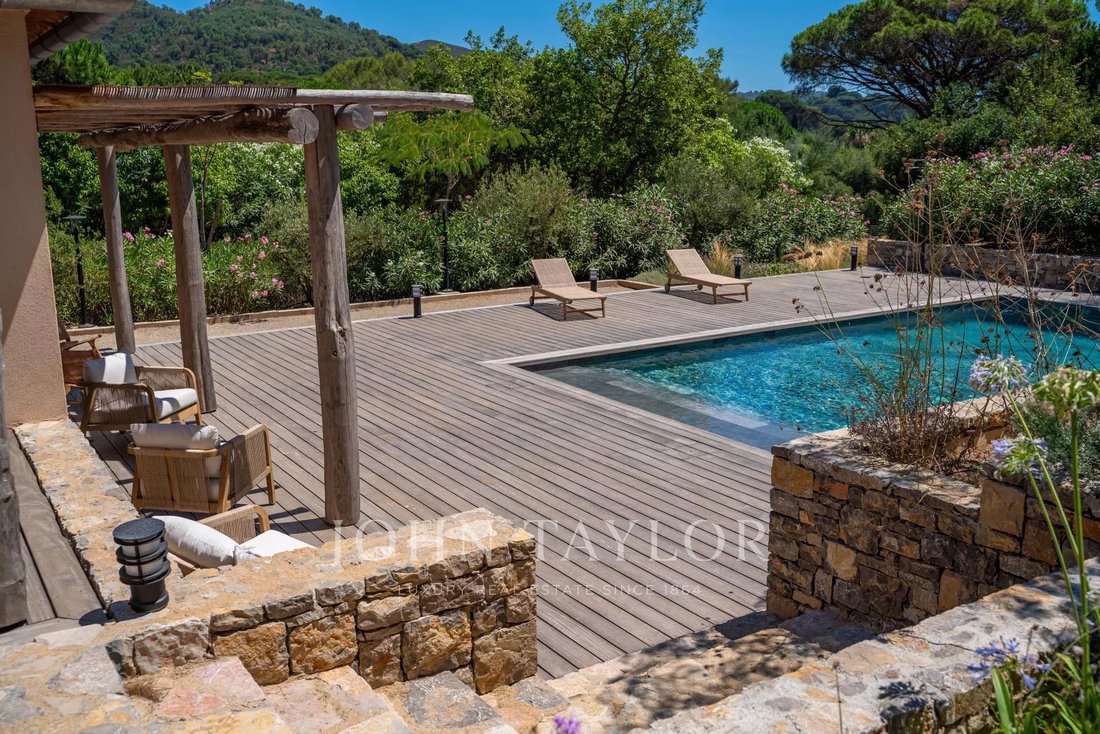 Estate in La Croix-Valmer, Provence-Alpes-Côte d'Azur, France 2 - 15983948
