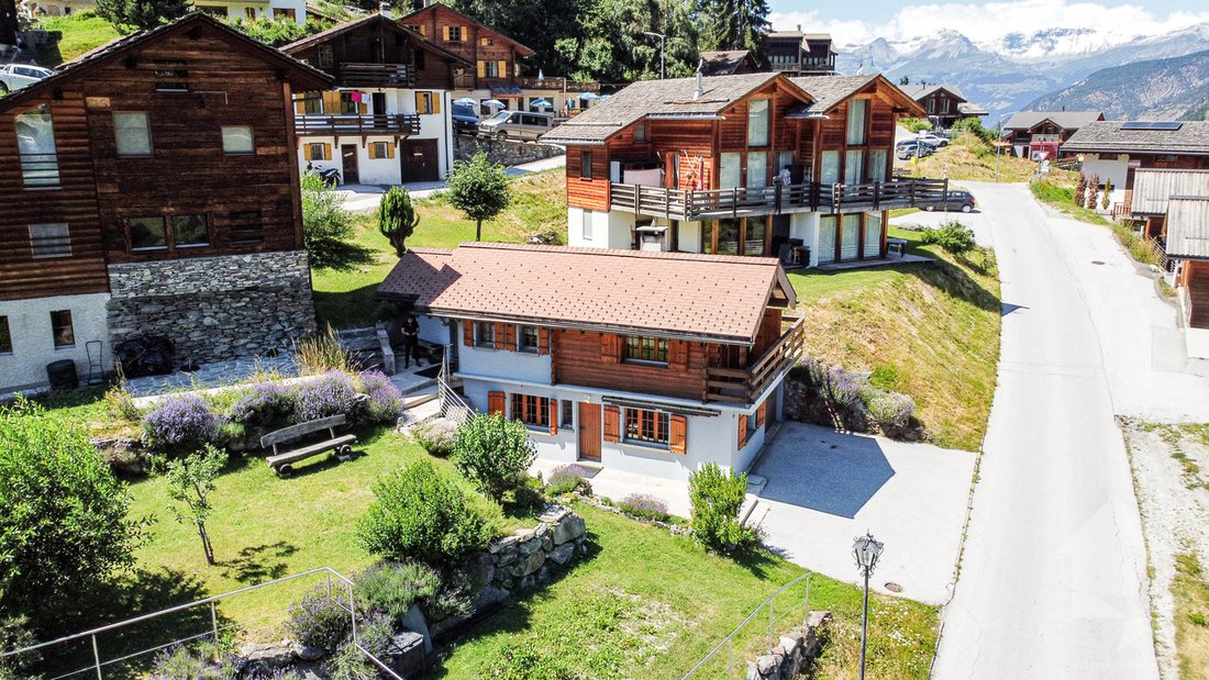 Adorable Chalet With Splendid Views Of The Valley Floor
