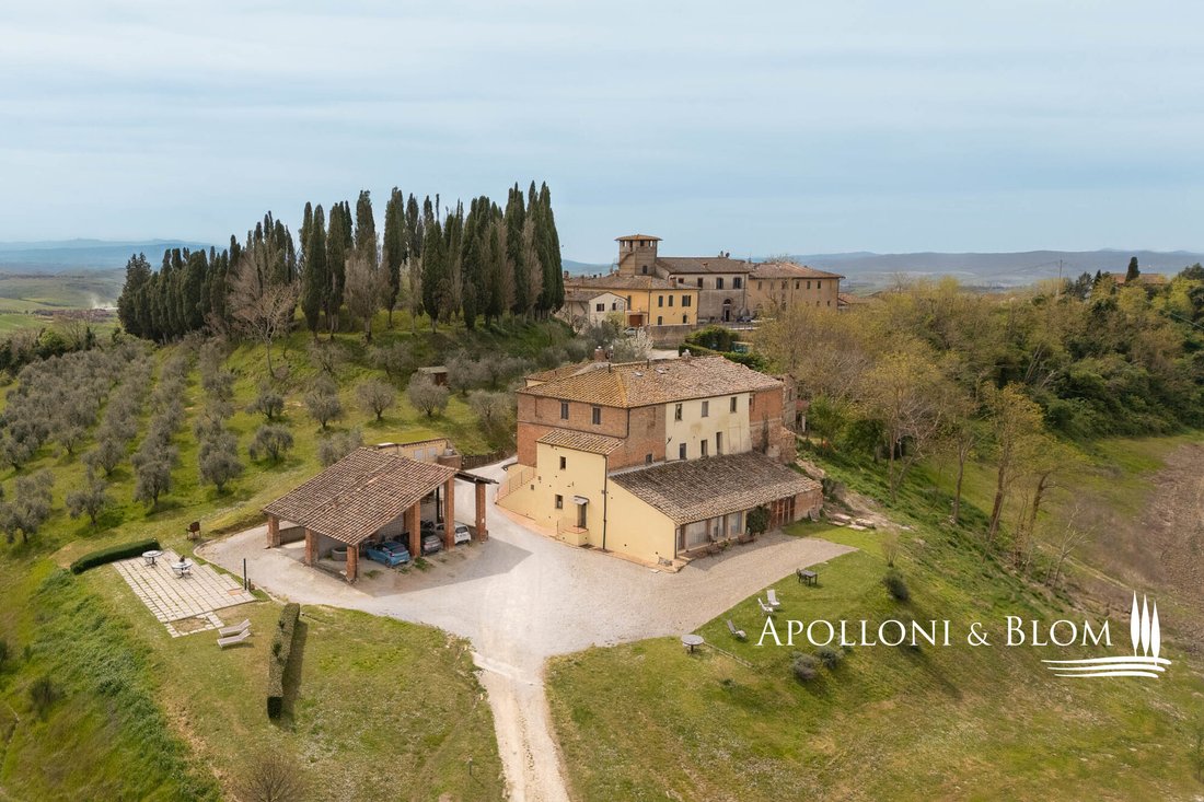 Villa in Asciano, Tuscany, Italy 2 - 15749095