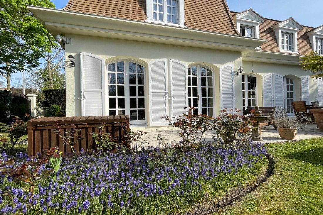 Villa in Charlemagne, Maisons-Laffitte, France 2 - 15981049