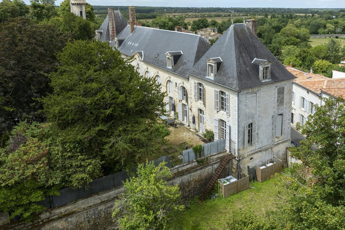 A 1750 Château’s Whisper: Rivers, Romance & Riviera Light in Saintes