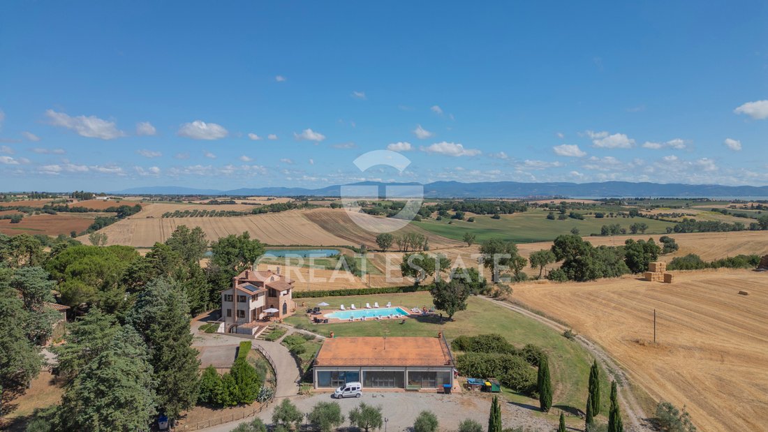 Estate in Castiglione del Lago, Umbria, Italy 4 - 12490482