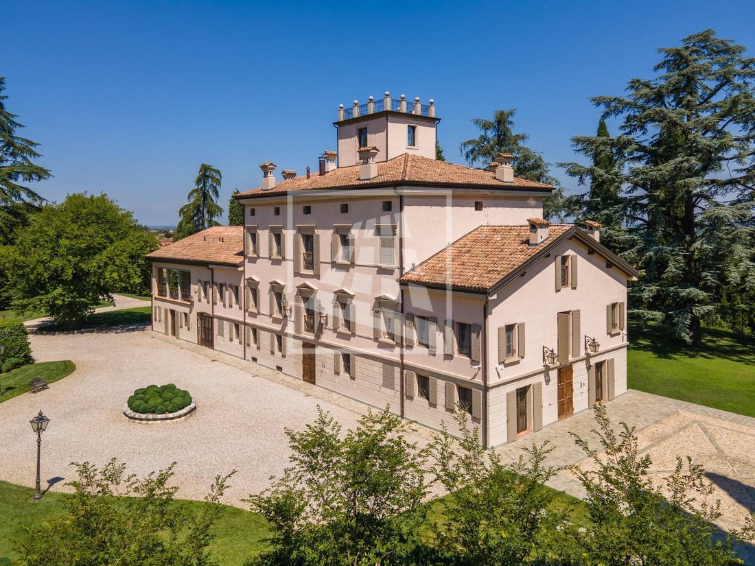Villa in Quattro Castella, Emilia-Romagna, Italy 1 - 15989596