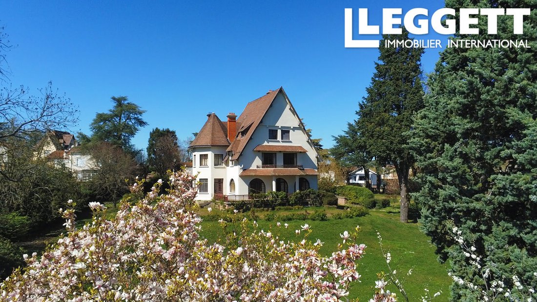 La Maison des Rêves: A 1939 Bourgeois Jewel in the Golden Hills of Lyon