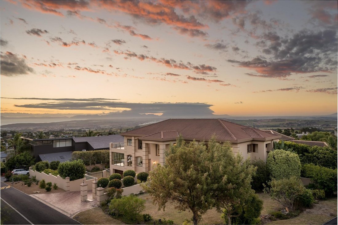 House in Bel` Aire, Helderberg, Cape Town 1 - 15853943