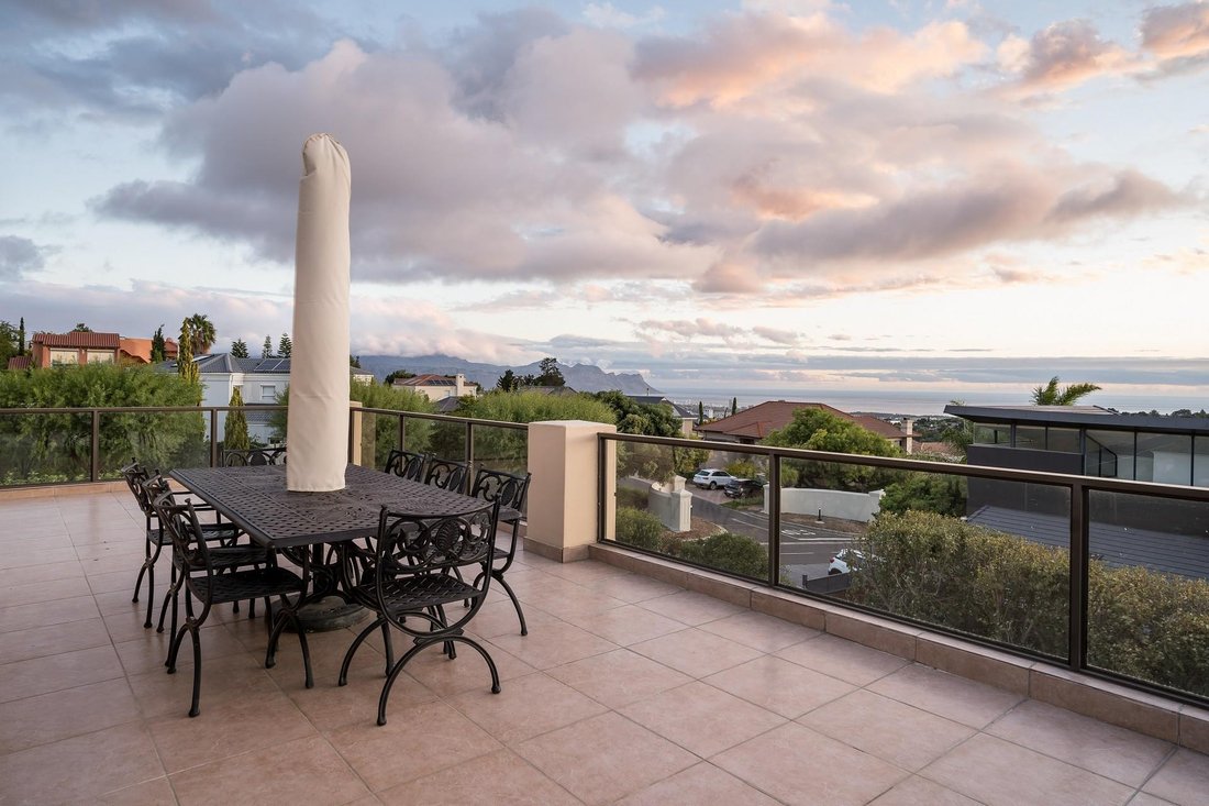 House in Bel` Aire, Helderberg, Cape Town 4 - 15853943
