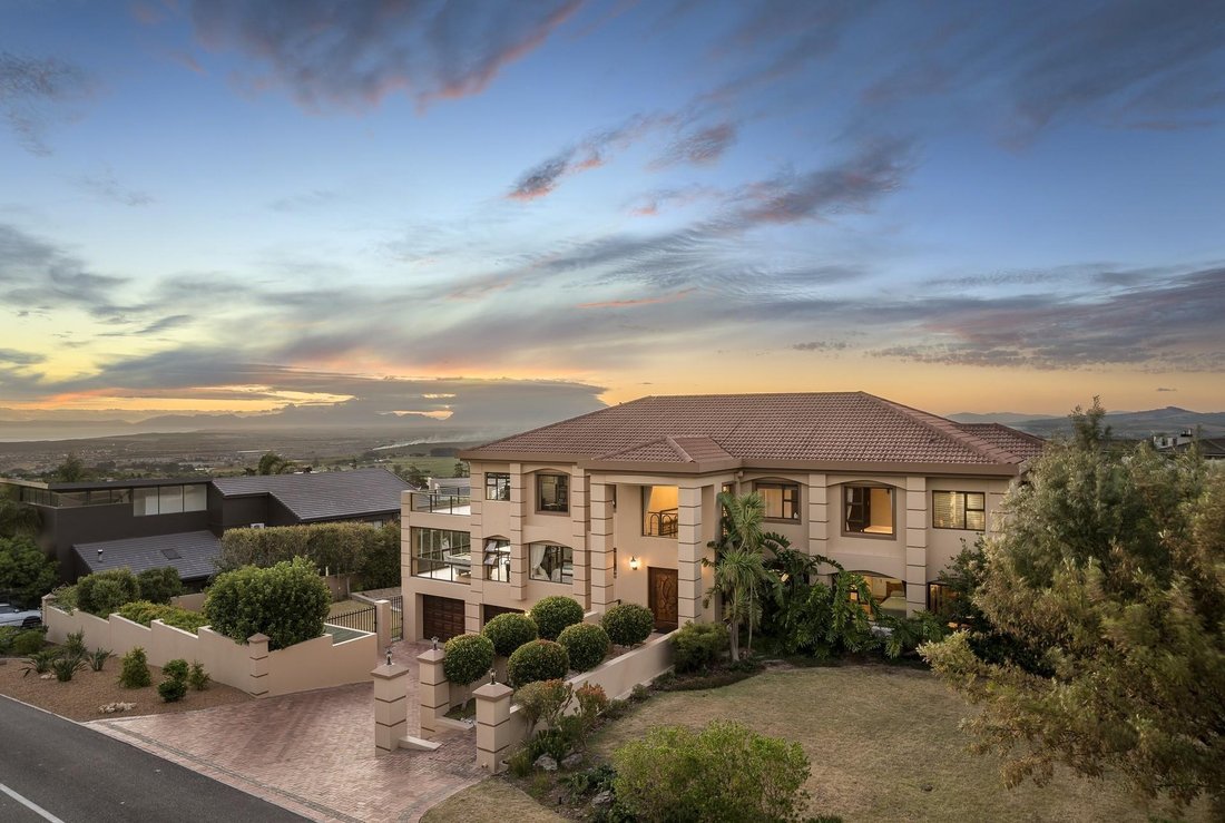 House in Bel` Aire, Helderberg, Cape Town 2 - 15853943