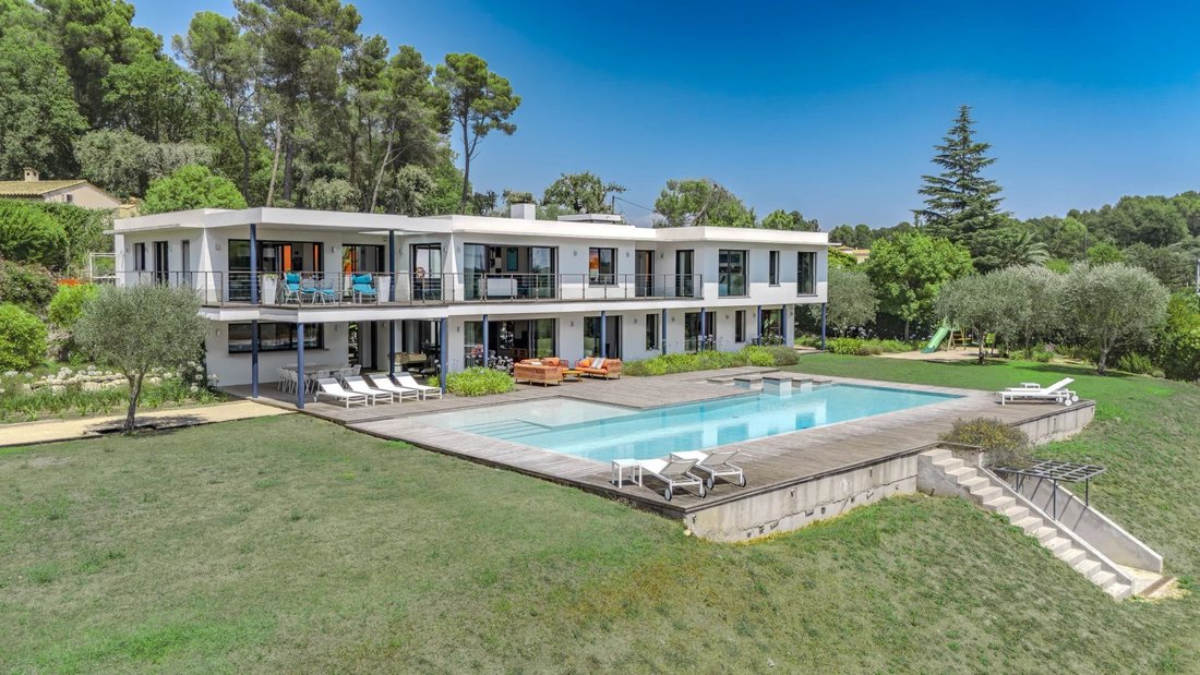 Villa in Châteauneuf-Grasse, Provence-Alpes-Côte d'Azur, France 2 - 15992449
