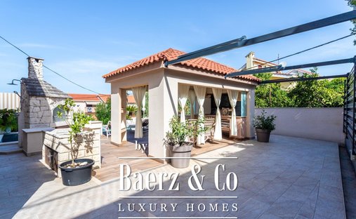Townhouse in Okrug Gornji, Split-Dalmatia County, Croatia 1