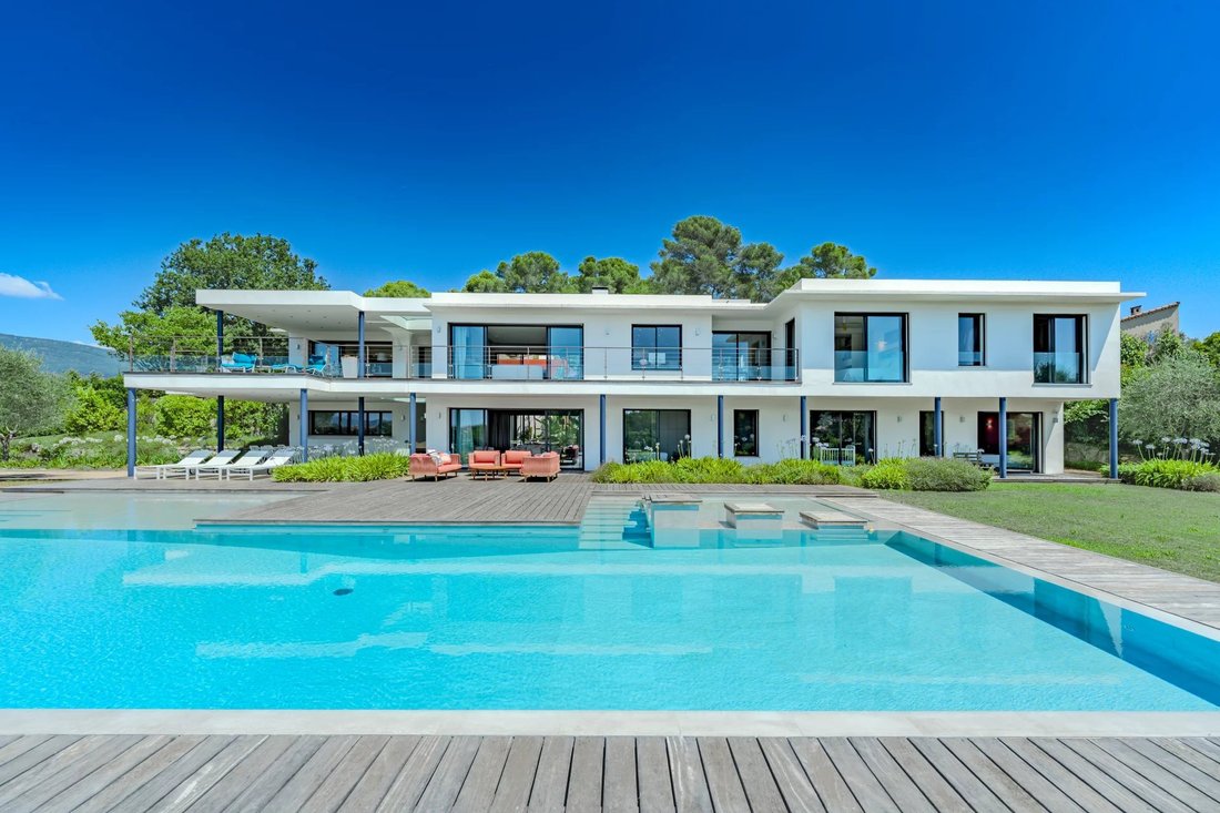 Villa in Châteauneuf-Grasse, Provence-Alpes-Côte d'Azur, France 1 - 15992449