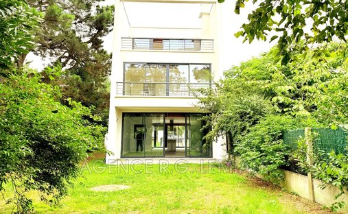 Villa in Napoleon, Maisons-Laffitte, France 1