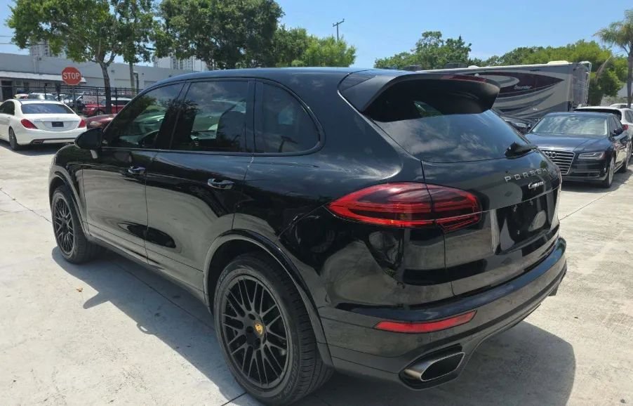 Suv in Irvine, CA, United States 2 - 15994816