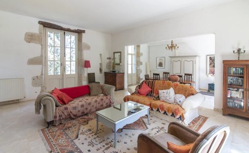 5 Min From Sainte Foy La Grande: Historic Castle Of 600m², Its Vineyard Of 85ha, Gîtes, Stable And 3