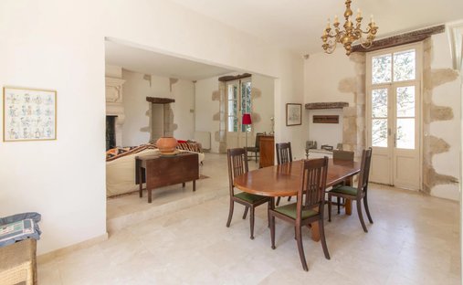 5 Min From Sainte Foy La Grande: Historic Castle Of 600m², Its Vineyard Of 85ha, Gîtes, Stable And 3