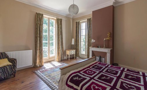 5 Min From Sainte Foy La Grande: Historic Castle Of 600m², Its Vineyard Of 85ha, Gîtes, Stable And 3