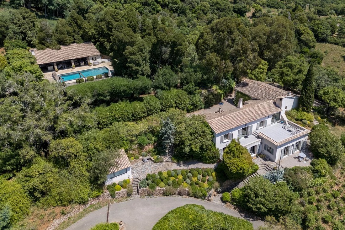 Villa in La Croix-Valmer, Provence-Alpes-Côte d'Azur, France 1 - 15998440