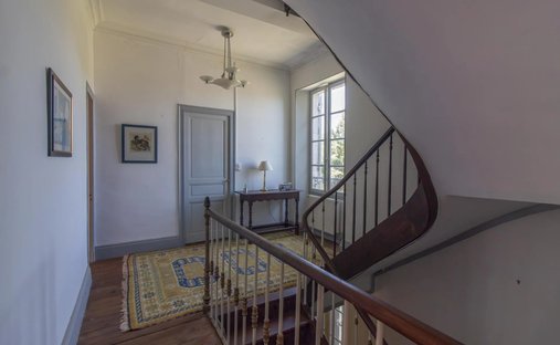 5 Min From Sainte Foy La Grande: Historic Castle Of 600m², Its Vineyard Of 85ha, Gîtes, Stable And 3