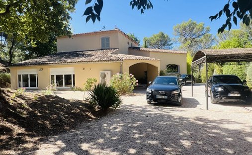 House in Est-Repentance-Les Trois Bons Dieux, Aix-en-Provence, France 1