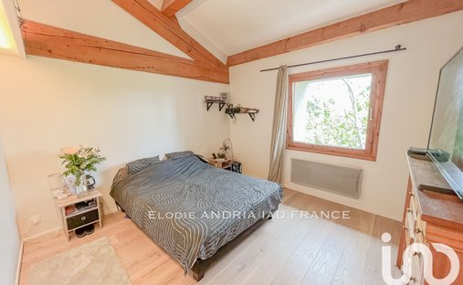 Castle for Sale in Le Thor, Provence-Alpes-Côte d'Azur, France