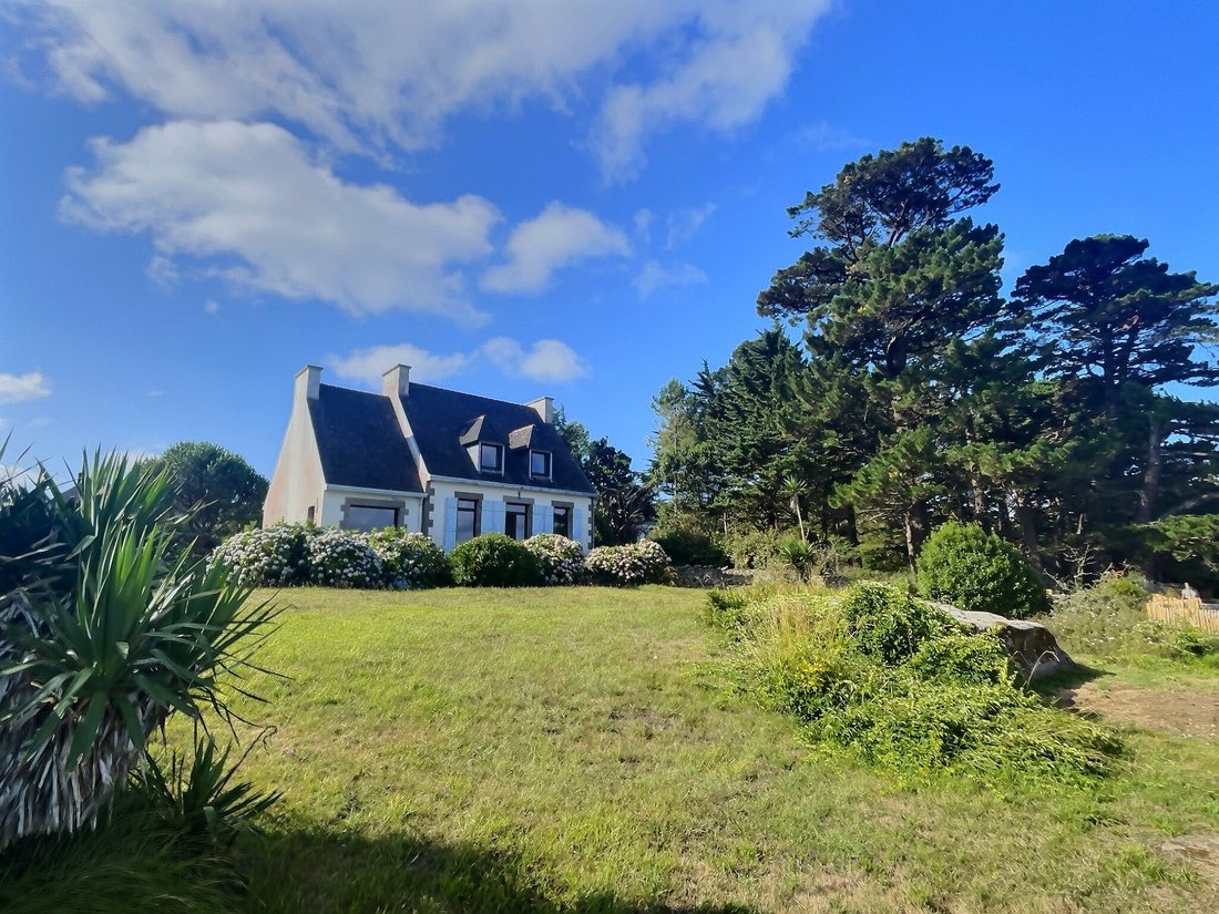 « La Vigie des Flots » – A 1900s Seaside Sanctuary in Brittany’s Emerald Light
