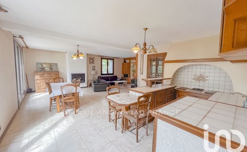 Castle for Sale in Le Thor, Provence-Alpes-Côte d'Azur, France