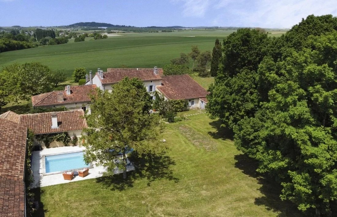 House in Villebois-Lavalette, Nouvelle-Aquitaine, France 1 - 16005282