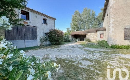 Castle for Sale in Le Thor, Provence-Alpes-Côte d'Azur, France