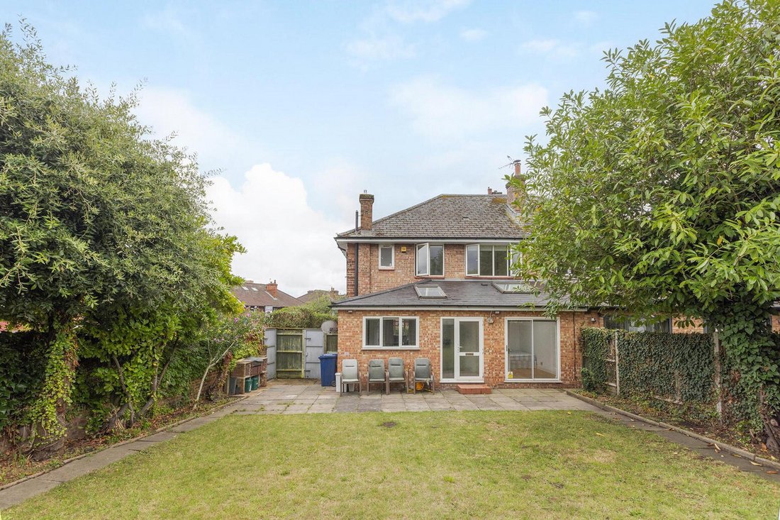House in Acton Park, Ealing, England 2 - 16005372