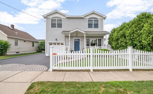 House in Bethpage, New York, United States 1