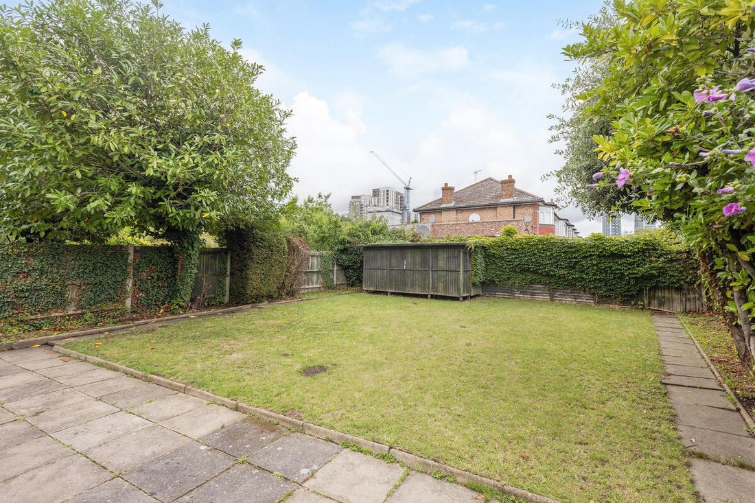 House in Acton Park, Ealing, England 3 - 16005372