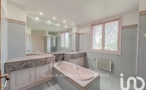 Castle for Sale in Le Thor, Provence-Alpes-Côte d'Azur, France