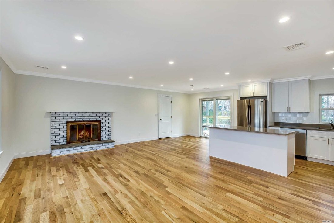 Hampton Bays, New York, United States 3 - 16005817