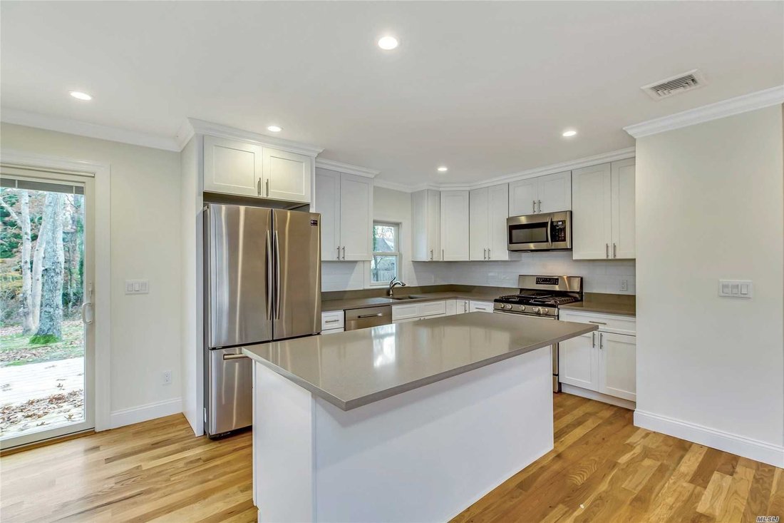 Hampton Bays, New York, United States 5 - 16005817