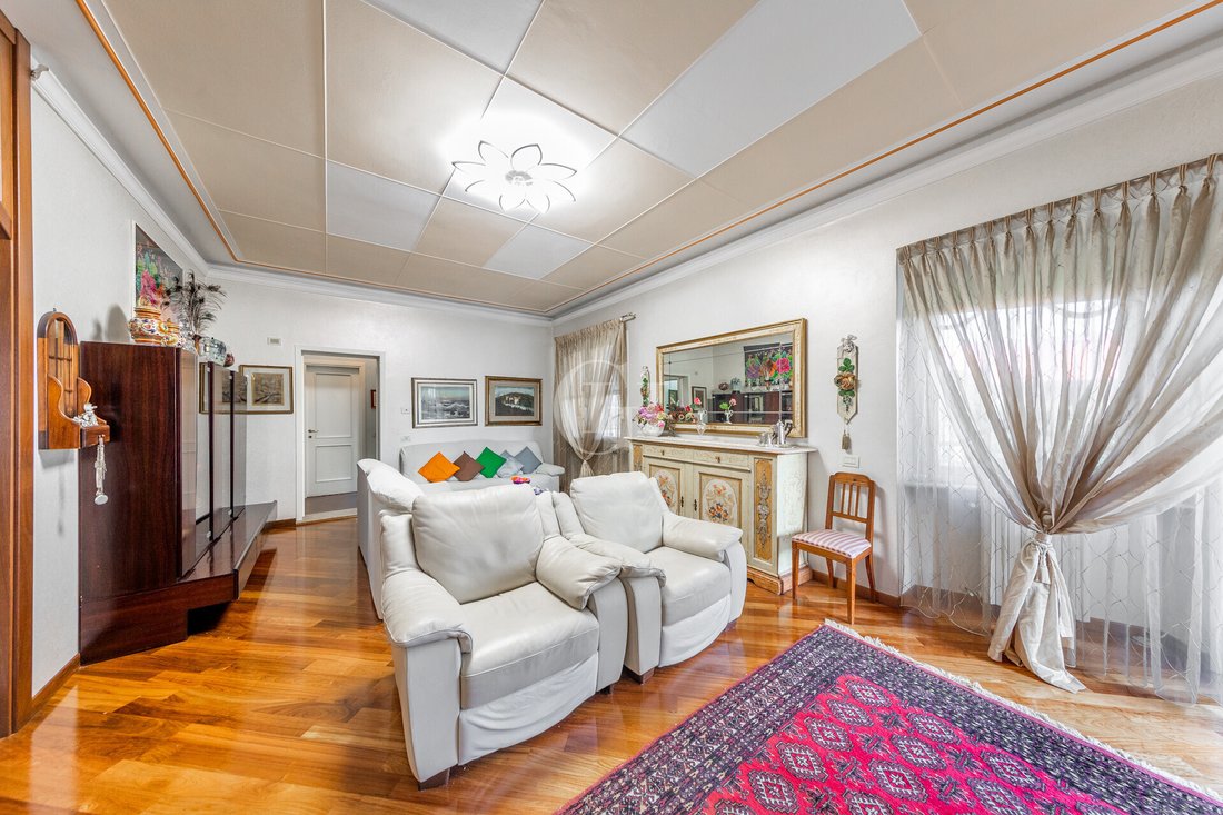 Apartment in Desenzano Centro, Desenzano del Garda, Lombardy 1 - 14897009