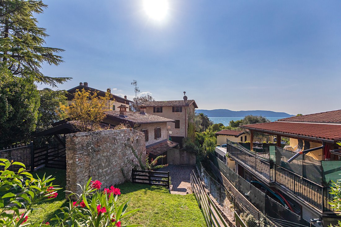 Villa in Gargnano, Lombardy, Italy 1 - 13737365